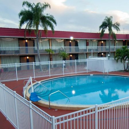 Express Inn & Suites - 5 Miles From St Petersburg Clearwater Airport Dış mekan fotoğraf