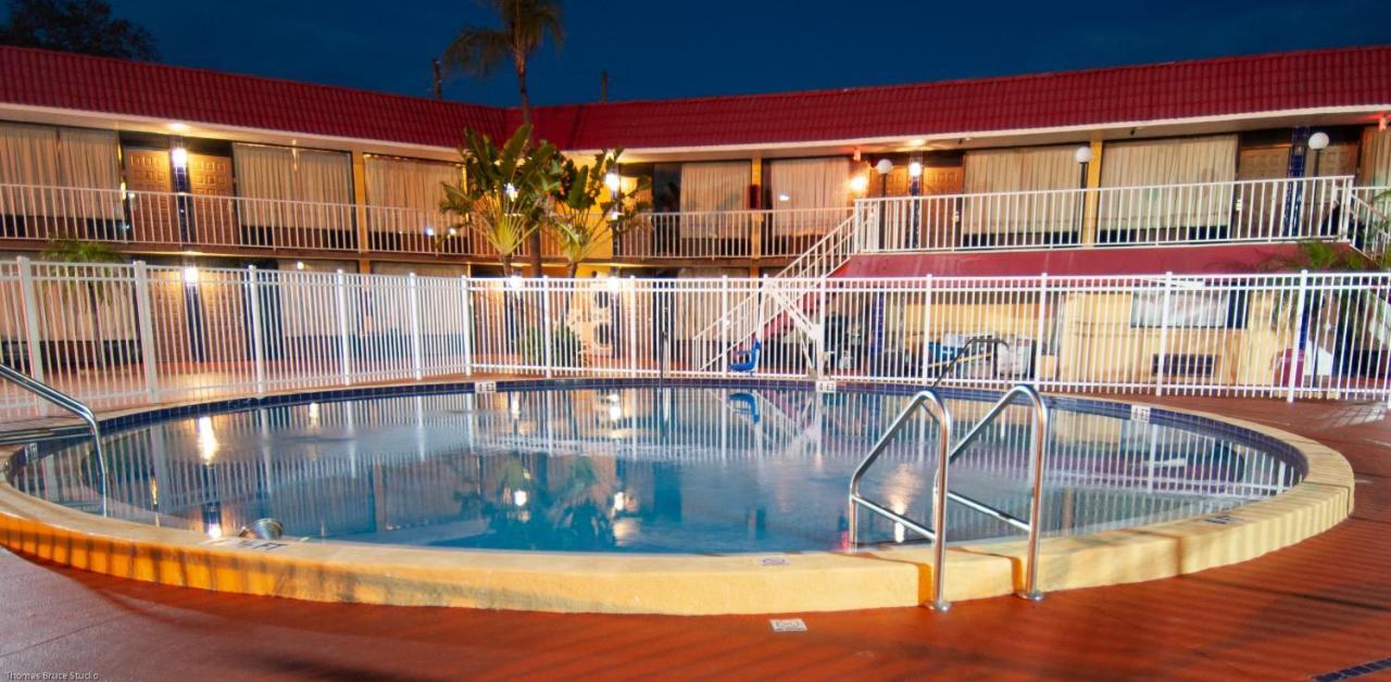 Express Inn & Suites - 5 Miles From St Petersburg Clearwater Airport Dış mekan fotoğraf