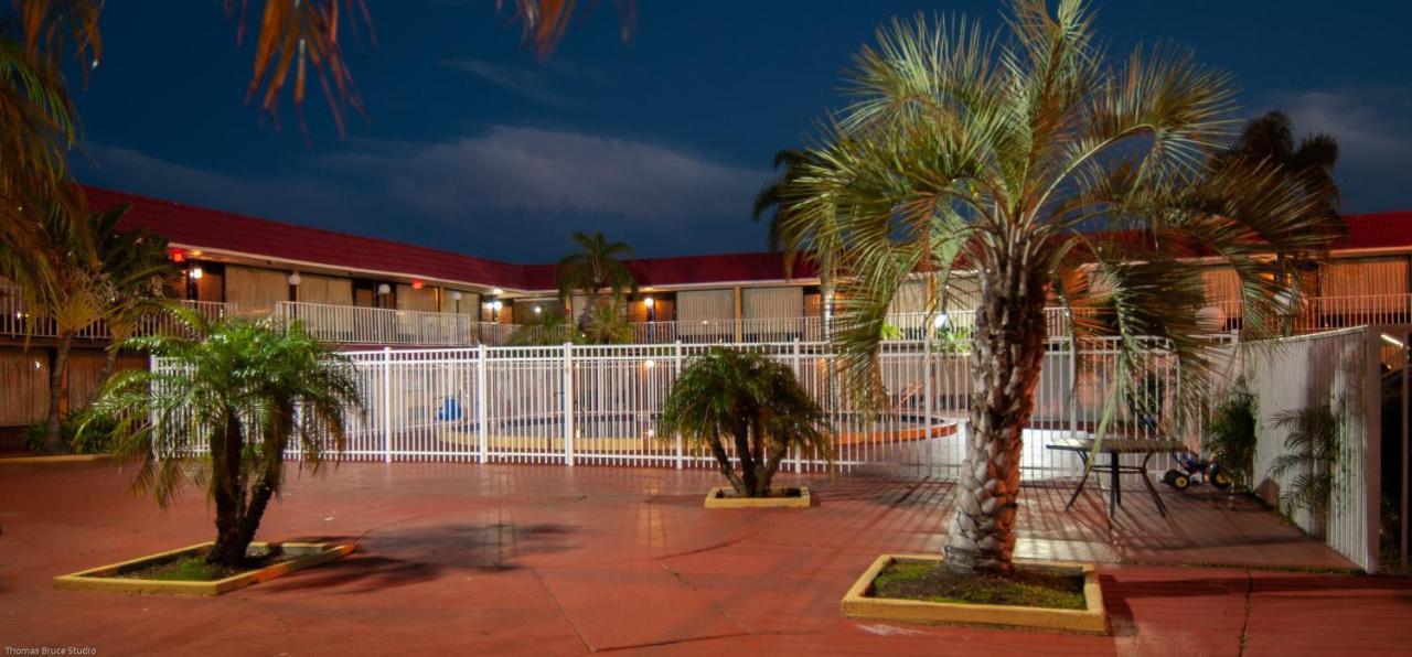 Express Inn & Suites - 5 Miles From St Petersburg Clearwater Airport Dış mekan fotoğraf