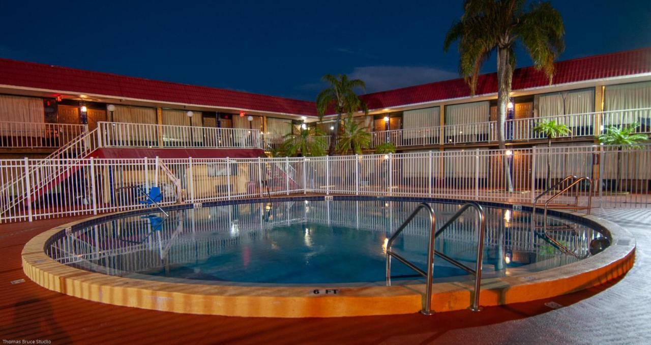 Express Inn & Suites - 5 Miles From St Petersburg Clearwater Airport Dış mekan fotoğraf
